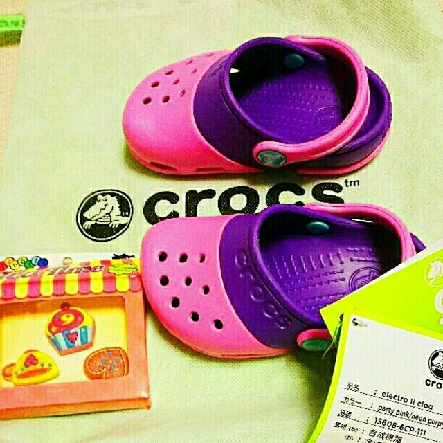 crocs(クロックス)のmonmon様専用新品ジビッツ×3個付クロックスエレクトロ2.0クロッグ14㎝ キッズ/ベビー/マタニティのキッズ靴/シューズ(15cm~)(サンダル)の商品写真