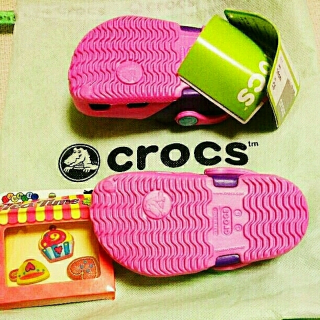 crocs(クロックス)のmonmon様専用新品ジビッツ×3個付クロックスエレクトロ2.0クロッグ14㎝ キッズ/ベビー/マタニティのキッズ靴/シューズ(15cm~)(サンダル)の商品写真