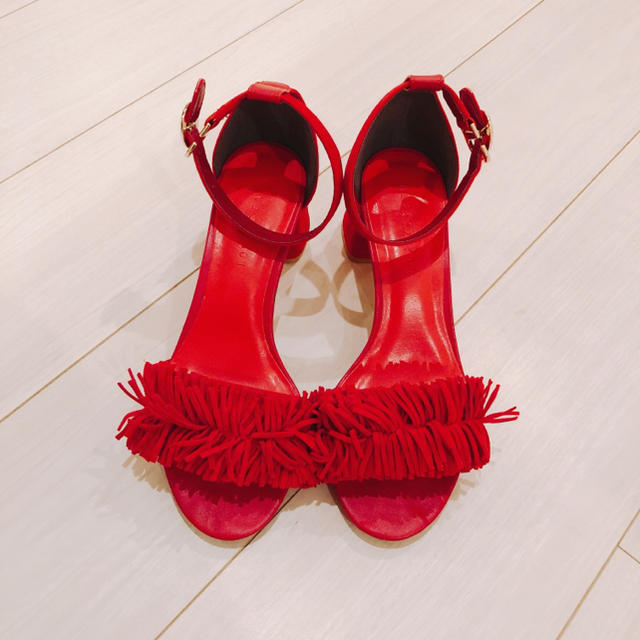 ZARA(ザラ)の美品♡フリンジ サンダル 赤 レディースの靴/シューズ(サンダル)の商品写真