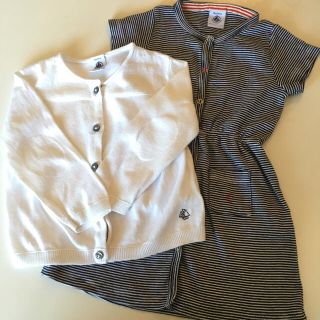 プチバトー(PETIT BATEAU)のプチバトー ♡ 2点 セット 白カーデ  ボーダー ワンピ 81㎝ ♡(ワンピース)