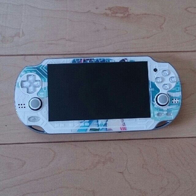 PlayStation Vita(プレイステーションヴィータ)の【値下げ】PSVITA 初音ミク ～Limited Edition～ (本体) エンタメ/ホビーのゲームソフト/ゲーム機本体(家庭用ゲーム機本体)の商品写真