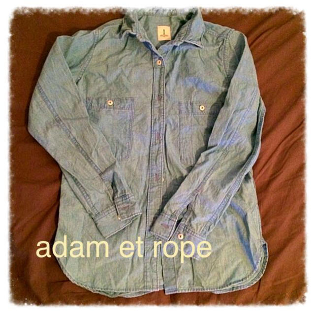 Adam et Rope'(アダムエロぺ)のadam et ropeデニム生地シャツ レディースのトップス(シャツ/ブラウス(長袖/七分))の商品写真