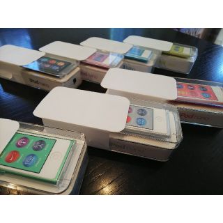 アップル(Apple)の【未開封新品】iPod nano 16GB 色選択は早い者勝ち！(ポータブルプレーヤー)