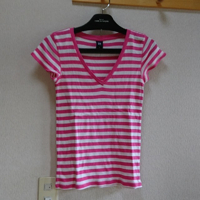 GAP(ギャップ)のGap Vネック　ピンクボーダーTシャツ レディースのトップス(Tシャツ(半袖/袖なし))の商品写真