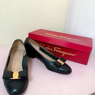 サルヴァトーレフェラガモ(Salvatore Ferragamo)のフェラガモ7C ヴァラリボンパンプス(ハイヒール/パンプス)