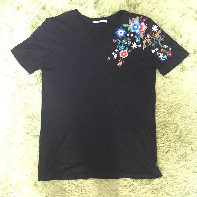 ZARA(ザラ)のZARA 刺繍Tシャツ レディースのトップス(Tシャツ(半袖/袖なし))の商品写真