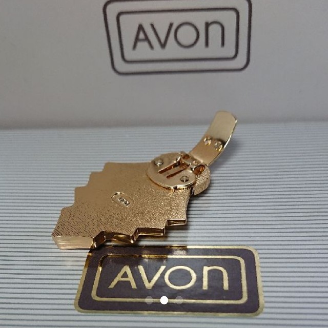 AVON(エイボン)のa769.AVON刻印ミニクリップ レディースのアクセサリー(ブローチ/コサージュ)の商品写真