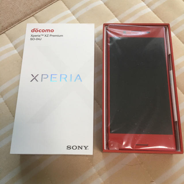 NTTdocomo(エヌティティドコモ)の新品 Xperia XZ Premium レッド 64 GB 本体 送料込み スマホ/家電/カメラのスマートフォン/携帯電話(スマートフォン本体)の商品写真