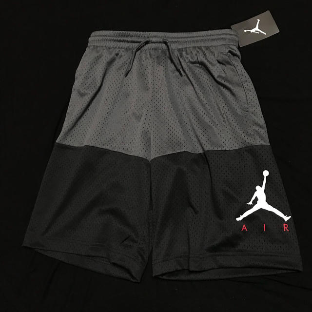 NIKE(ナイキ)の海外限定 レア 新品 JORDAN ジョーダン ハーフパンツ S 灰色 黒 赤 メンズのパンツ(ショートパンツ)の商品写真