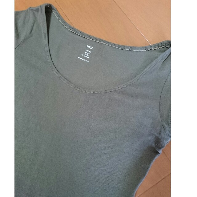 H&M(エイチアンドエム)のH&M カーキ Tシャツ カットソー レディースのトップス(Tシャツ(半袖/袖なし))の商品写真