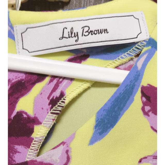 Lily Brown(リリーブラウン)のフラワートップス🌼リリーブラウン レディースのトップス(シャツ/ブラウス(半袖/袖なし))の商品写真