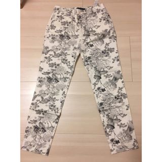 ザラ(ZARA)のzara 花柄パンツ(カジュアルパンツ)