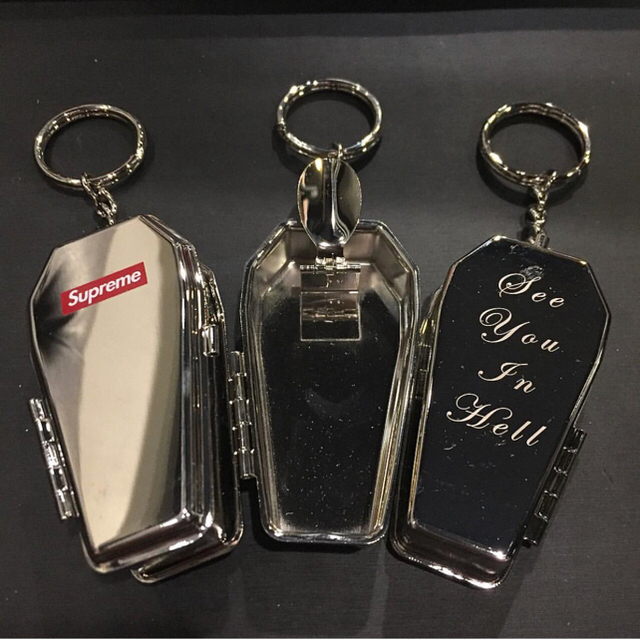 Supreme(シュプリーム)のsupreme Coffin Keychain メンズのファッション小物(キーホルダー)の商品写真