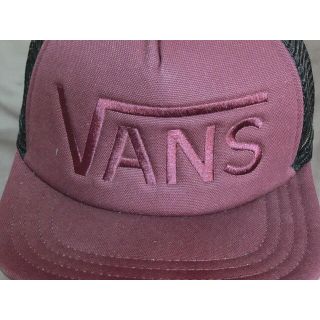 ヴァンズ(VANS)の【VANS】 大きなロゴ刺繍入り メッシュCAP 小豆色 x BK(キャップ)