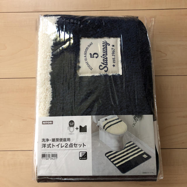 ニトリ(ニトリ)の洋式トイレ2点セット トイレマット、フタカバー インテリア/住まい/日用品のラグ/カーペット/マット(トイレマット)の商品写真