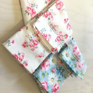 キャスキッドソン(Cath Kidston)の【Cath Kidston】花柄 ティータオル 2色セット(白 水色)(収納/キッチン雑貨)