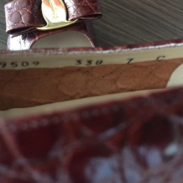 Salvatore Ferragamo(サルヴァトーレフェラガモ)のフェラガモ クロコ パンプス 美品 ７C レディースの靴/シューズ(ハイヒール/パンプス)の商品写真