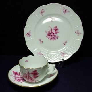 ヘレンド(Herend)の★myblumen様  ヘレンド　デミタス トリオ“紅い花 with レリーフ”(食器)