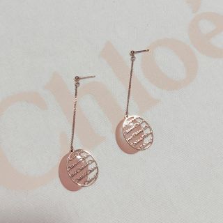 クロエ(Chloe)のChloe ♡ プレートロゴ ピアス(ピアス)