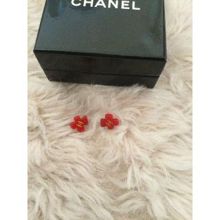 シャネル(CHANEL)のＣＨＡＮＥＬ　シャネル　可愛いピアス　レッド　赤(ピアス)