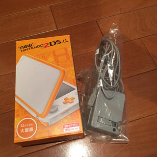 ニンテンドー2DS(ニンテンドー2DS)のニンテンドー2DSLL ホワイト×オレンジ(携帯用ゲーム機本体)