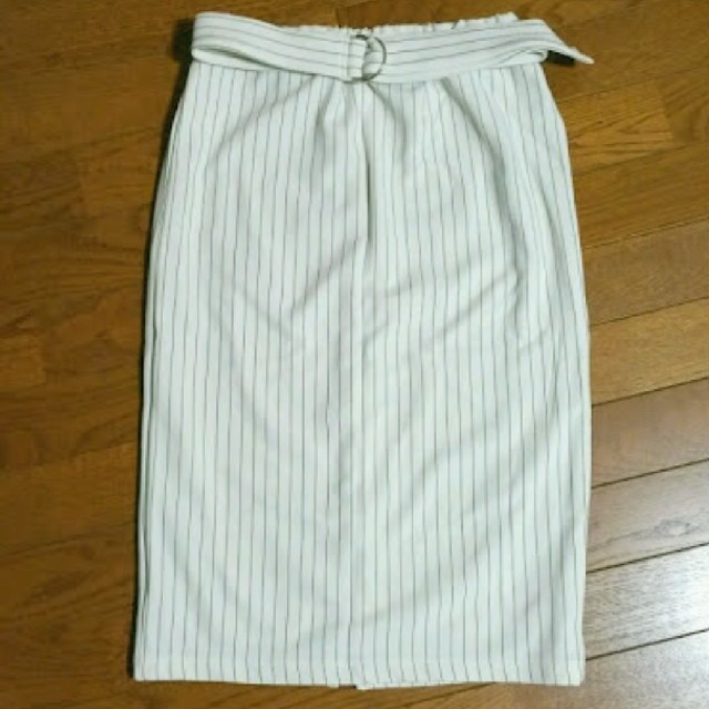 ViS(ヴィス)のvis 白ストライプタイトスカート　ベルト付 レディースのスカート(ひざ丈スカート)の商品写真