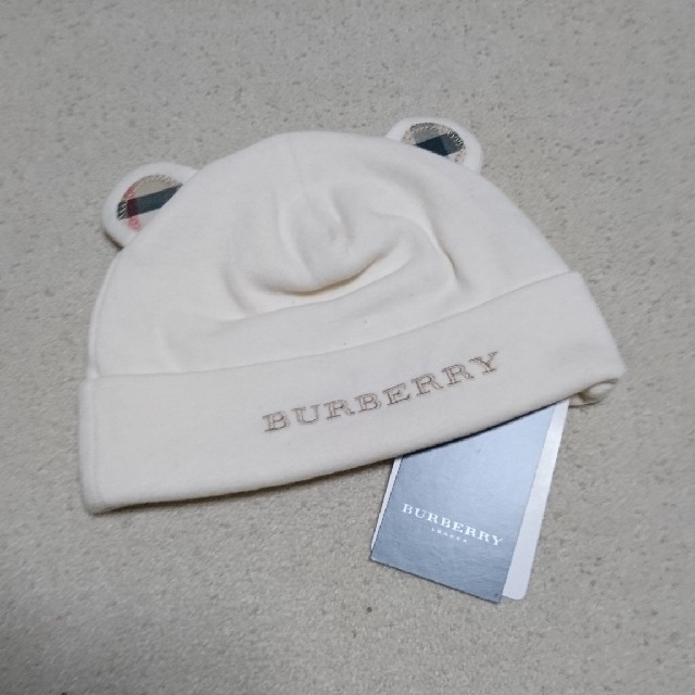 BURBERRY(バーバリー)の【新品・未使用】バーバリースタイ、帽子、靴下３点セット キッズ/ベビー/マタニティのこども用ファッション小物(ベビースタイ/よだれかけ)の商品写真