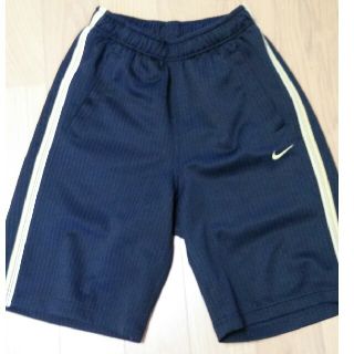 ナイキ(NIKE)のナイキ ハーフパンツ 黒にゴールドライン(ハーフパンツ)