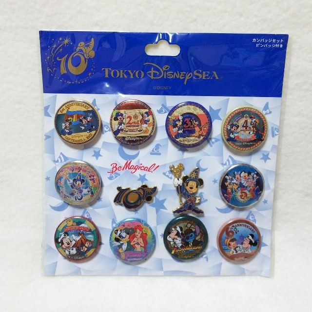 Disney(ディズニー)のTDS10周年   缶バッジセット ピンバッジ付き    ディズニー エンタメ/ホビーのおもちゃ/ぬいぐるみ(キャラクターグッズ)の商品写真