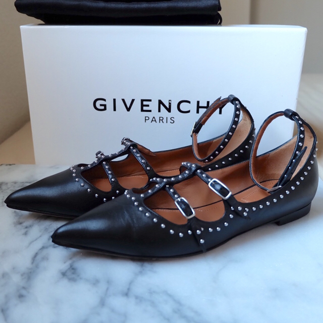 GIVENCHY(ジバンシィ)のGIVENCHY スタッズ フラットポインテッドパンプス/黒/36.5/美品 レディースの靴/シューズ(ハイヒール/パンプス)の商品写真