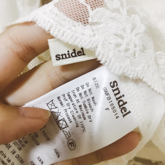 SNIDEL(スナイデル)のsnidel リトルフラワーフロッキーブラウス レディースのトップス(シャツ/ブラウス(長袖/七分))の商品写真