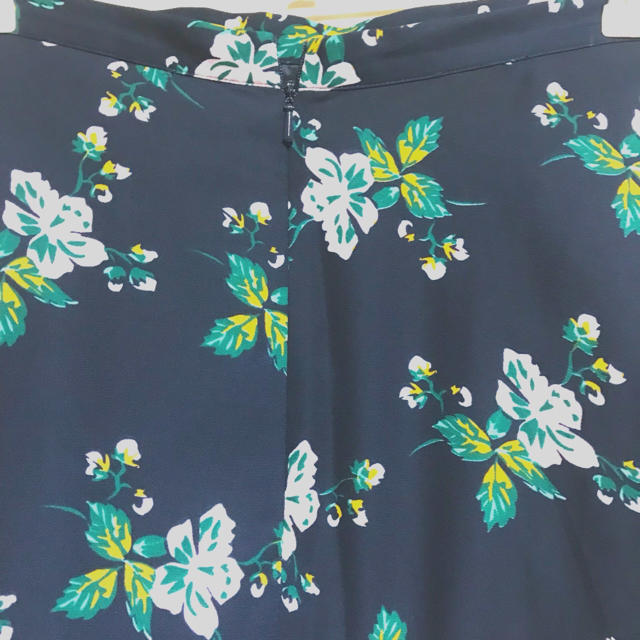 GU(ジーユー)の花柄イレギュラーフレアスカート レディースのスカート(ロングスカート)の商品写真