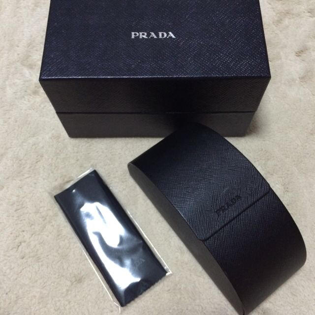 PRADA(プラダ)のPRADA♡サングラスケース レディースのファッション小物(サングラス/メガネ)の商品写真