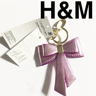 エイチアンドエム(H&M)の【新品未使用】H&M レザー風 リボンキーホルダー(キーホルダー)