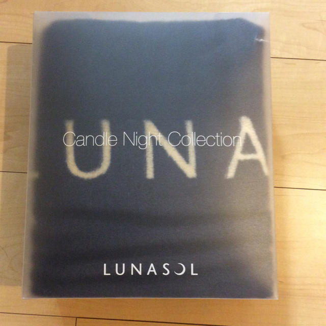 LUNASOL(ルナソル)のセール中！ルナソルアイシャドウ購入した際頂いたブランケット💕 エンタメ/ホビーのコレクション(ノベルティグッズ)の商品写真