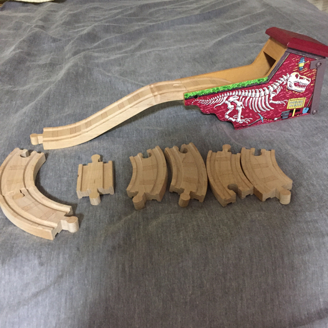 トイザらス(トイザラス)の木製レール トーマス 青い橋 赤い橋脚 トンネル  キッズ/ベビー/マタニティのおもちゃ(電車のおもちゃ/車)の商品写真