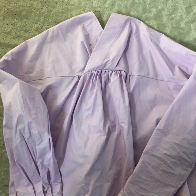Spick & Span(スピックアンドスパン)のノスタルジア Vネック襟抜きシャツ ラベンダー 極美品 レディースのトップス(シャツ/ブラウス(長袖/七分))の商品写真
