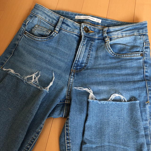 ZARA(ザラ)の今季美品♡ZARAカットオフスキニーデニム３２ レディースのパンツ(スキニーパンツ)の商品写真