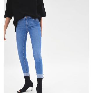 ザラ(ZARA)の今季美品♡ZARAカットオフスキニーデニム３２(スキニーパンツ)