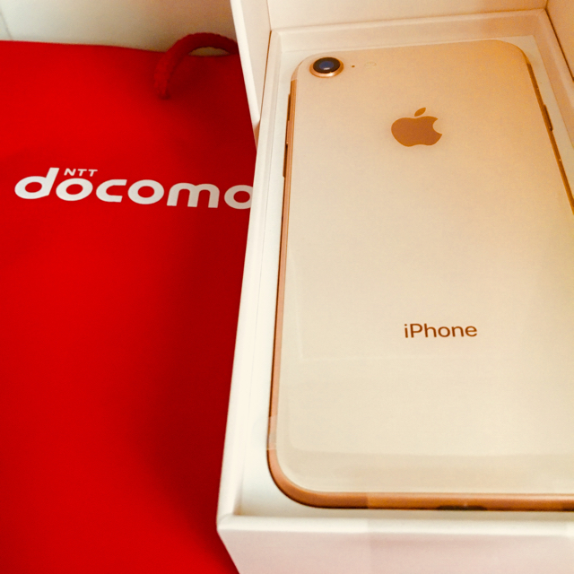 iPhone(アイフォーン)のれいさん専用iPhone 8 64GB GOLD（docomo) スマホ/家電/カメラのスマートフォン/携帯電話(スマートフォン本体)の商品写真