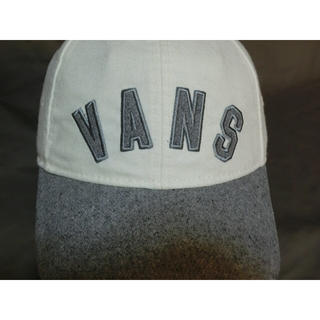 ヴァンズ(VANS)の【VANS】バンズ キルティング ロゴキャップ オフホワイト x グレー(キャップ)
