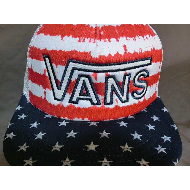 VANS(ヴァンズ)のバンズ【OFF THE WALL】アメリカ国旗デザインロゴ刺繍入りメッシュCAP メンズの帽子(キャップ)の商品写真