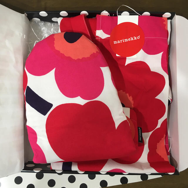 marimekko(マリメッコ)の新品タグ付★マリメッコエプロン&ミトン インテリア/住まい/日用品のキッチン/食器(収納/キッチン雑貨)の商品写真