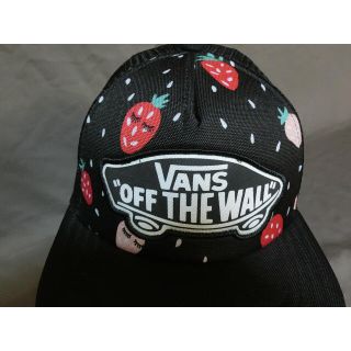 ヴァンズ(VANS)のバンズ 額部分イチゴ絵柄スケボーロゴワッペン付メッシュCAP (キャップ)