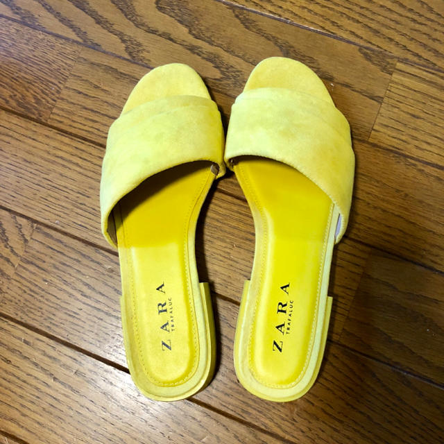 ZARA(ザラ)のZARA フラットサンダル イエロー 38 レディースの靴/シューズ(サンダル)の商品写真