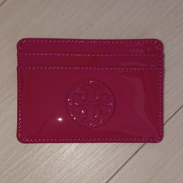 Tory Burch(トリーバーチ)のトリバーチ カードケース ピンクエナメル(値下げしました) レディースのファッション小物(名刺入れ/定期入れ)の商品写真