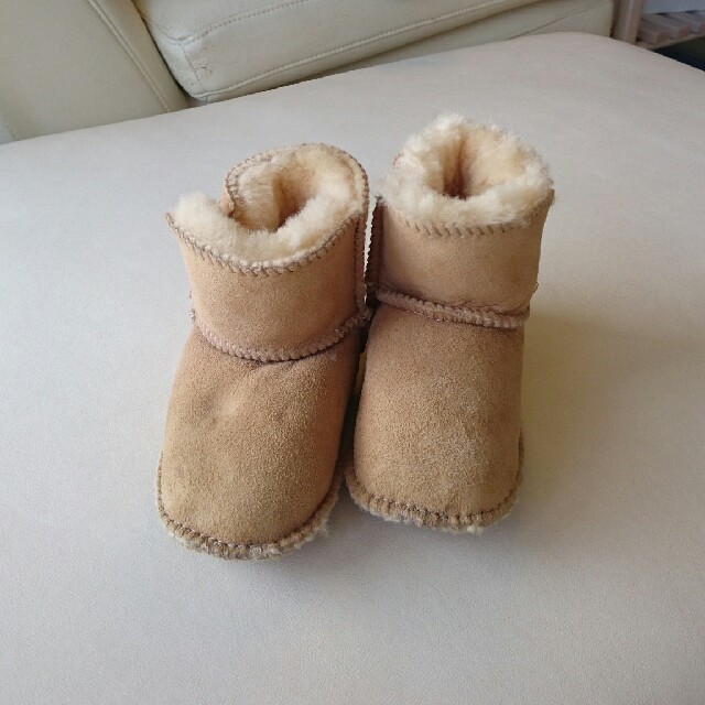 UGG(アグ)の（最終値下げ）ugg アグ ブーツ　未使用品 キッズ/ベビー/マタニティのベビー靴/シューズ(~14cm)(ブーツ)の商品写真