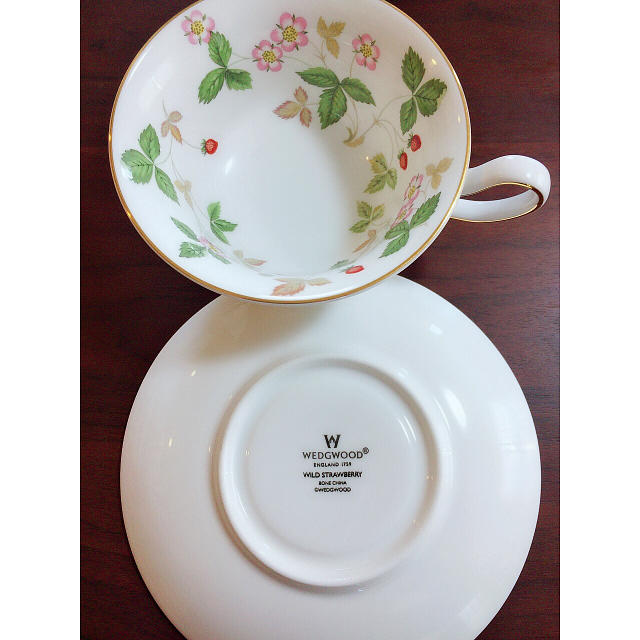 WEDGWOOD(ウェッジウッド)の新品未使用♡WEDGWOOD ワイルドストロベリー♡ティーカップ&ソーサー インテリア/住まい/日用品のキッチン/食器(食器)の商品写真