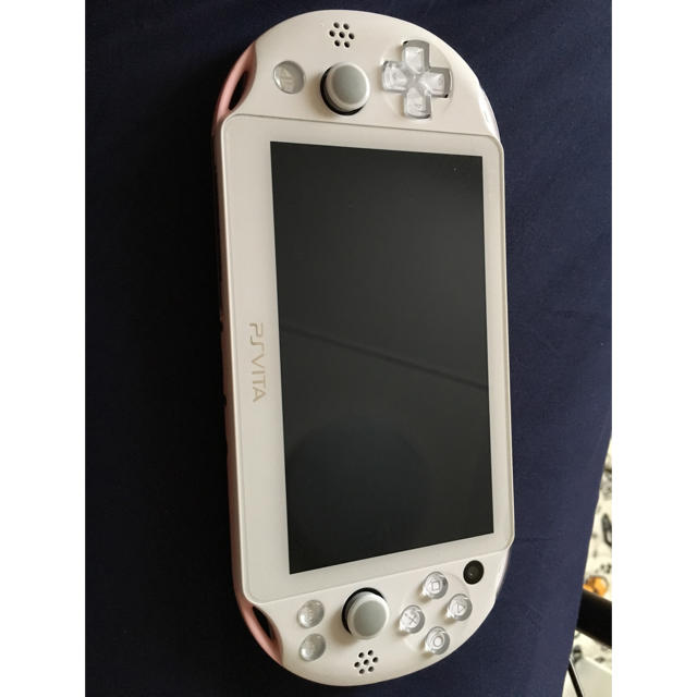 PlayStation Vita(プレイステーションヴィータ)のPSVita ピンク エンタメ/ホビーのゲームソフト/ゲーム機本体(携帯用ゲーム機本体)の商品写真