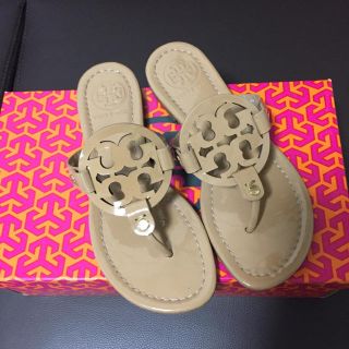 トリーバーチ(Tory Burch)のTORY BURCH MILLER PATENT トングサンダル(サンダル)